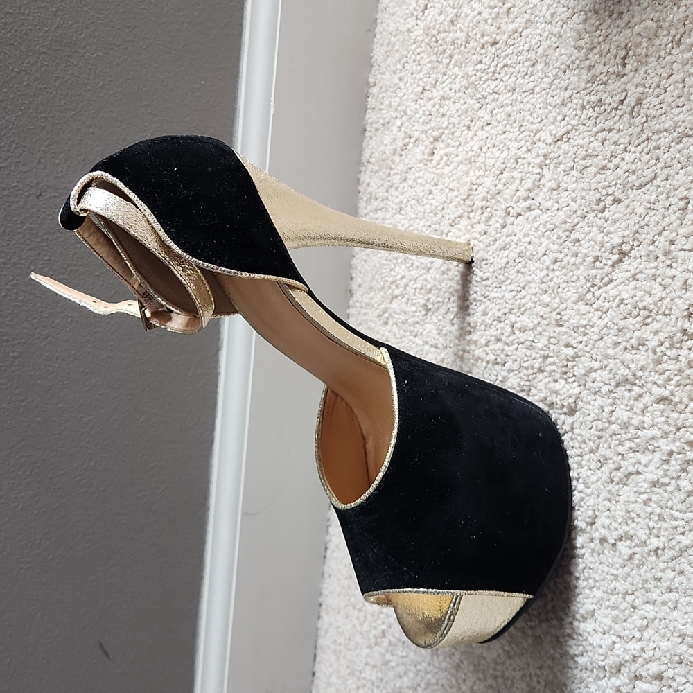 Shoedazzle Madison black and gold platform heels size 9